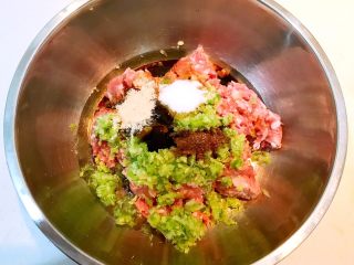 12、东北酸菜饺子,加入鸡精和精盐