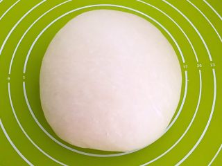 18、东北酸菜饺子,饧好的面光滑细腻