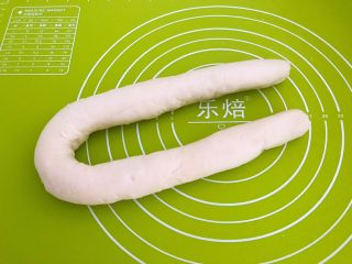 19、东北酸菜饺子,把面团搓成长条