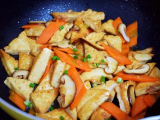 11、家常炒豆腐,出锅前撒上葱花即可