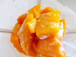 2、花样馒头~小蜗牛馒头,蒸好的南瓜加少许的牛奶,放入搅拌杯中搅成泥