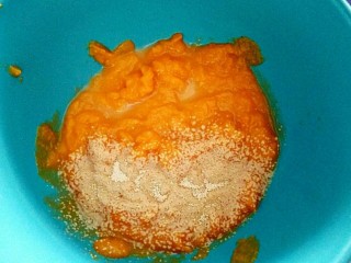 3、花样馒头~小蜗牛馒头,南瓜泥放到大碗里,同时加入酵母粉,充分的搅拌至酵母粉溶解