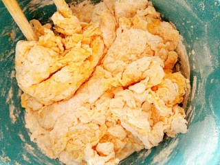 4、花样馒头~小蜗牛馒头,最后我们边搅拌边往里面加入面粉