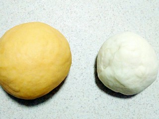 7、花样馒头~小蜗牛馒头,同样的白面团发酵完准备好(图中是揉匀排气之后的)