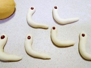 9、花样馒头~小蜗牛馒头,红豆放在上面当眼睛