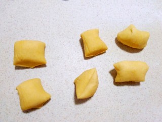 10、花样馒头~小蜗牛馒头,黄色面团切成大小均匀的小面剂子