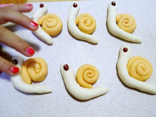 13、花样馒头~小蜗牛馒头,把黄色面团放在白色身体上,记得要沾点水
