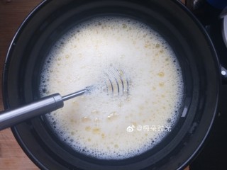 5、虾仁蒸蛋,然后充分打散