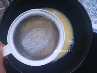 7、虾仁蒸蛋,再过滤一遍,依然还会有一些泡沫