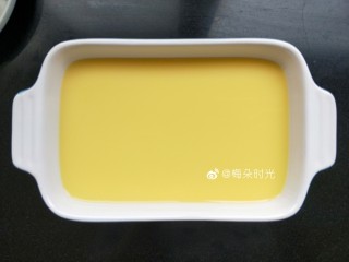 8、虾仁蒸蛋,过滤第三遍的时候,就直接倒进蒸碗里了。如果表面还有气泡,用小勺子撇掉。(过滤掉泡沫这是水蒸蛋平整的关键)。然后静置几分钟。