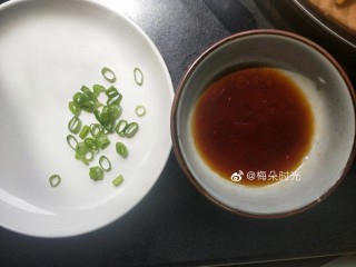 10、虾仁蒸蛋,这时候准备一点葱花,调个汁:生抽,香油,少量水。