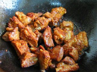 6、茄汁排骨龙眼肉,加入少许料酒、生抽、盐、鸡精调味，再加入老抽翻炒上色均匀