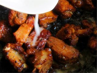 7、茄汁排骨龙眼肉,加入淀粉水勾芡裹匀即可出锅装盘