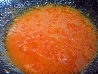 9、茄汁排骨龙眼肉,加入少许糖用锅铲不断地翻炒，熬成浓稠的番茄酱汁再加入几滴柠檬汁继续熬一分钟，味道会更棒