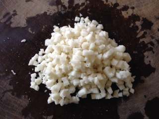 3、酿青椒,切成小粒备用