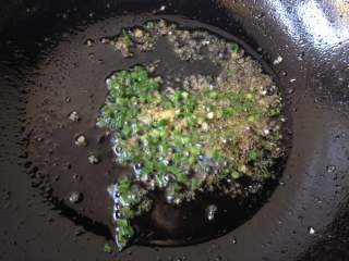 8、酿青椒,锅中留少许底油,放入剩下的葱花、姜末,中小火爆香