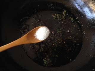 9、酿青椒,跟着放入料酒、8g生抽、2g老抽和2g糖炒匀后倒入适量热水