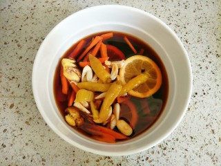 6、柠香泡椒凤爪,碗里加入醋、生抽、糖、小米椒，小米椒的水也倒半碗进去，再适量添加些凉水拌匀，味道自己尝下够不够