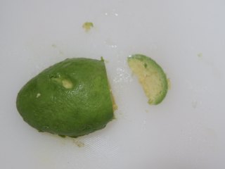 1、青柠藜麦沙拉,牛油果去皮去核