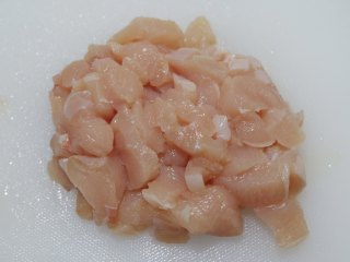 4、青柠藜麦沙拉,切成小块。