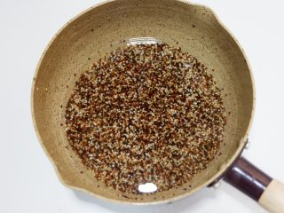 6、青柠藜麦沙拉, 放入锅中加入适量水，煮10分钟左右。