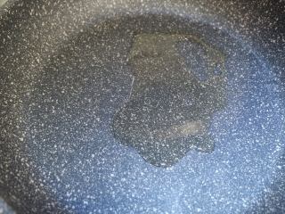 9、青柠藜麦沙拉,锅内放少许橄榄油。