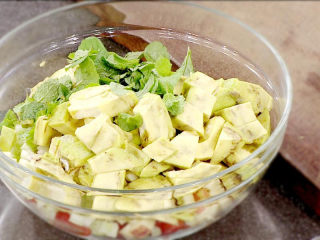 11、青柠藜麦沙拉,所有食材放入容器中。