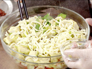 12、青柠藜麦沙拉,撒上少许黑胡椒