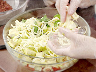 13、青柠藜麦沙拉,加入半个柠檬皮屑，干酪丝