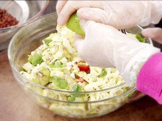 14、青柠藜麦沙拉,挤上柠檬汁。拌匀即可