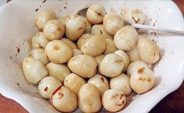 4、虎皮鹌鹑蛋红烧肉,鹌鹑蛋去皮后,加入适量的老抽进行搅拌均匀