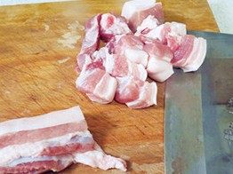 7、虎皮鹌鹑蛋红烧肉,将五花肉切成块