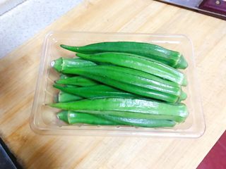 1、秋葵拌三文鱼,一盒秋葵