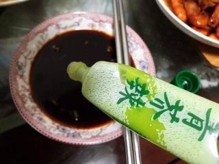 5、秋葵拌三文鱼,准备一小碟生抽