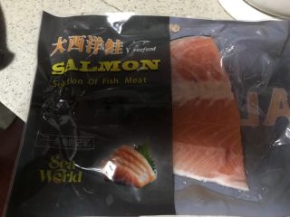 7、秋葵拌三文鱼,三文鱼提前解冻