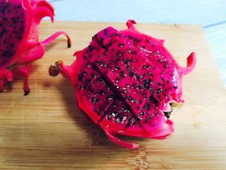 3、火龙果酸奶杯,用水果刀划十字格