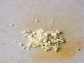 6、蒜苔炒腊肠,大蒜切末；