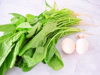 1、鸡蛋炒菠菜,准备好材料