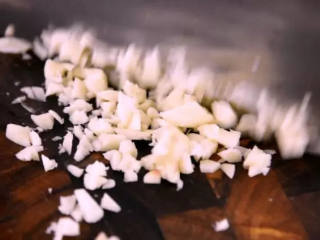 3、肉末豆角,简单又省事的快手做法,人人都会,蒜切末备用