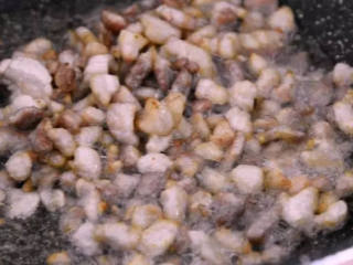 4、肉末豆角,简单又省事的快手做法,人人都会,热锅冷油，下肉粒小火煸香，煸出油份