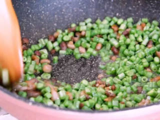 5、肉末豆角,简单又省事的快手做法,人人都会,煸香后倒入豆角，炒匀 