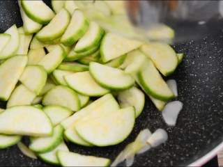 5、西葫芦炒肉片—从小吃到大的家常菜,简单易学哦,倒入西葫芦,大火炒匀。