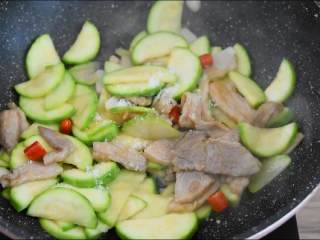 8、西葫芦炒肉片—从小吃到大的家常菜,简单易学哦,加入1勺糖、1勺鸡精,炒匀即可。