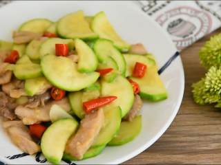 9、西葫芦炒肉片—从小吃到大的家常菜,简单易学哦,美味驾到,想吃就多吃点吧~
