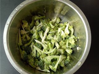 3、西兰花炒虾仁,西兰花撕掉外皮，用刀刃划成小朵状；洗净，备用；