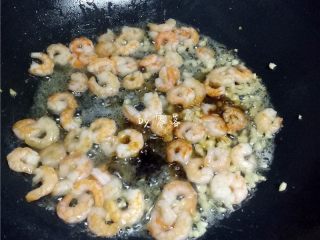 9、西兰花炒虾仁,淋入热炒鲜露调味料，翻炒均匀