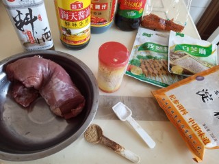 1、牙签肉烤箱版,准备原料