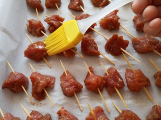 10、牙签肉烤箱版,肉上刷一层油