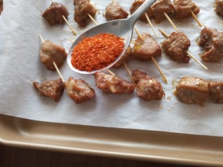 13、牙签肉烤箱版,取出撒上辣椒面