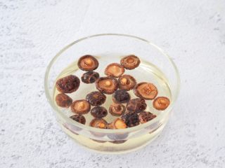 2、香菇蒸鸡,香菇提前泡发备用